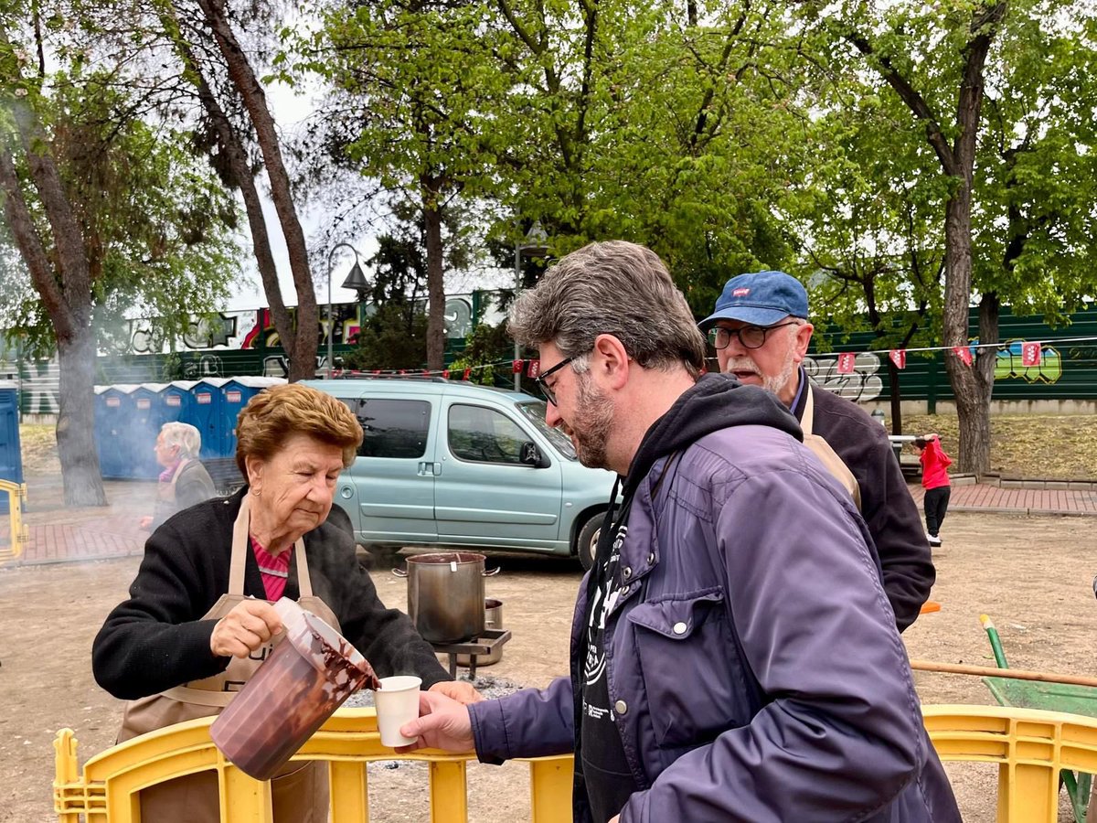 Aguado_pp's tweet photo. ☕️Iniciamos el día con energía y con el espectacular chocolate con porras de Las Chocolateras del Prado… y luego el concurso de cocina de las peñas ¡El Prado en fiestas!
#FiestasDelPrado2025
#GanasDePinto
#Pinto #Chocolate #Chocolateras #Tradición #MonsterChef https://t.co/IFJGfKdBKX