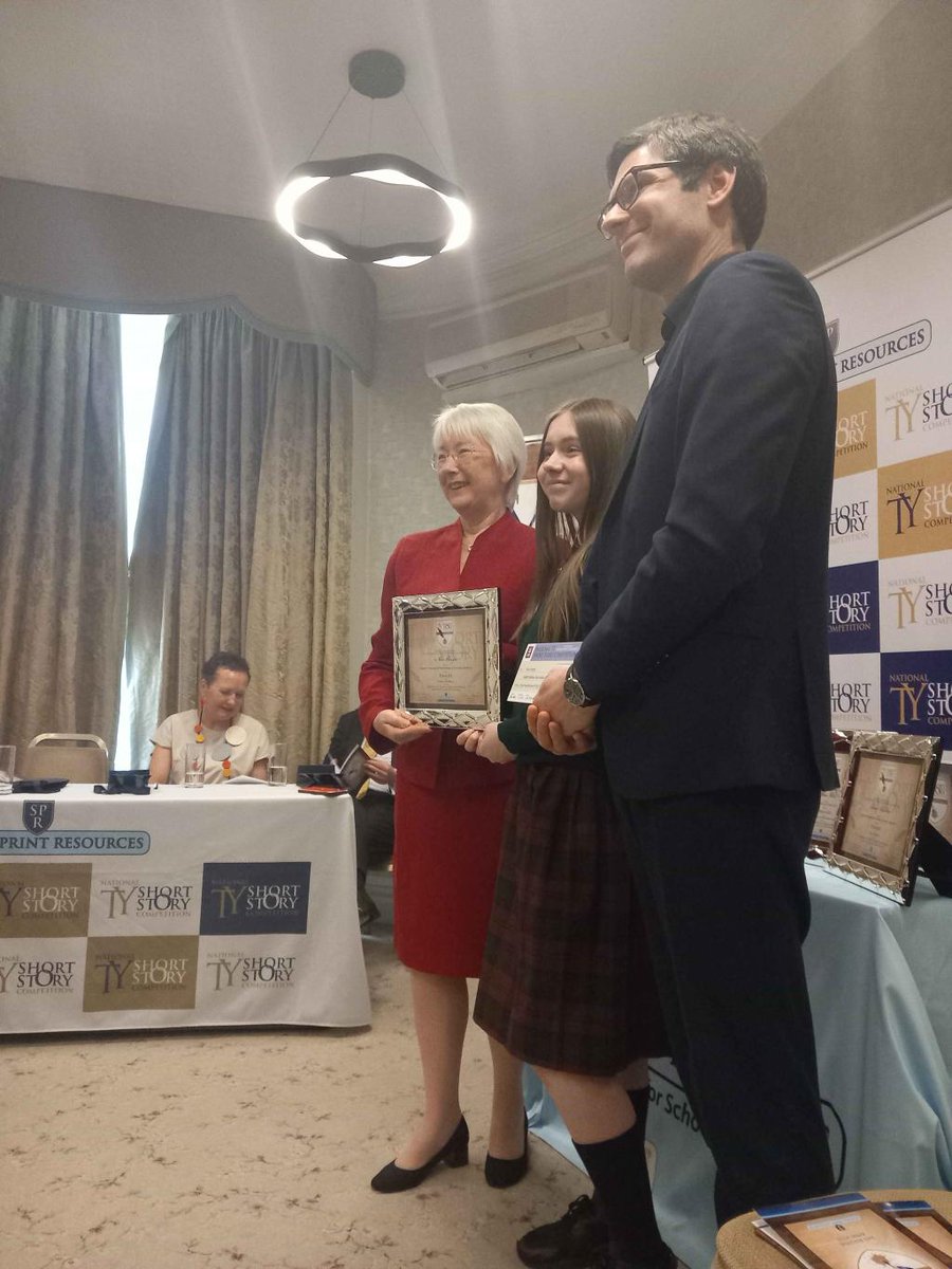 Comhghairdeachas mór le Alex Clarges as a bheith ina hiomaitheoir i gComórtas Náisiúnta Gearrscéalta na bliana seo do dhaltaí Idirbhliana. Bhain Alex gearrliosta na n-iomaitheoirí sa bhabhta ceannais as breis agus 400 iarratasóir lena gearrscéal Thrills and Kills.