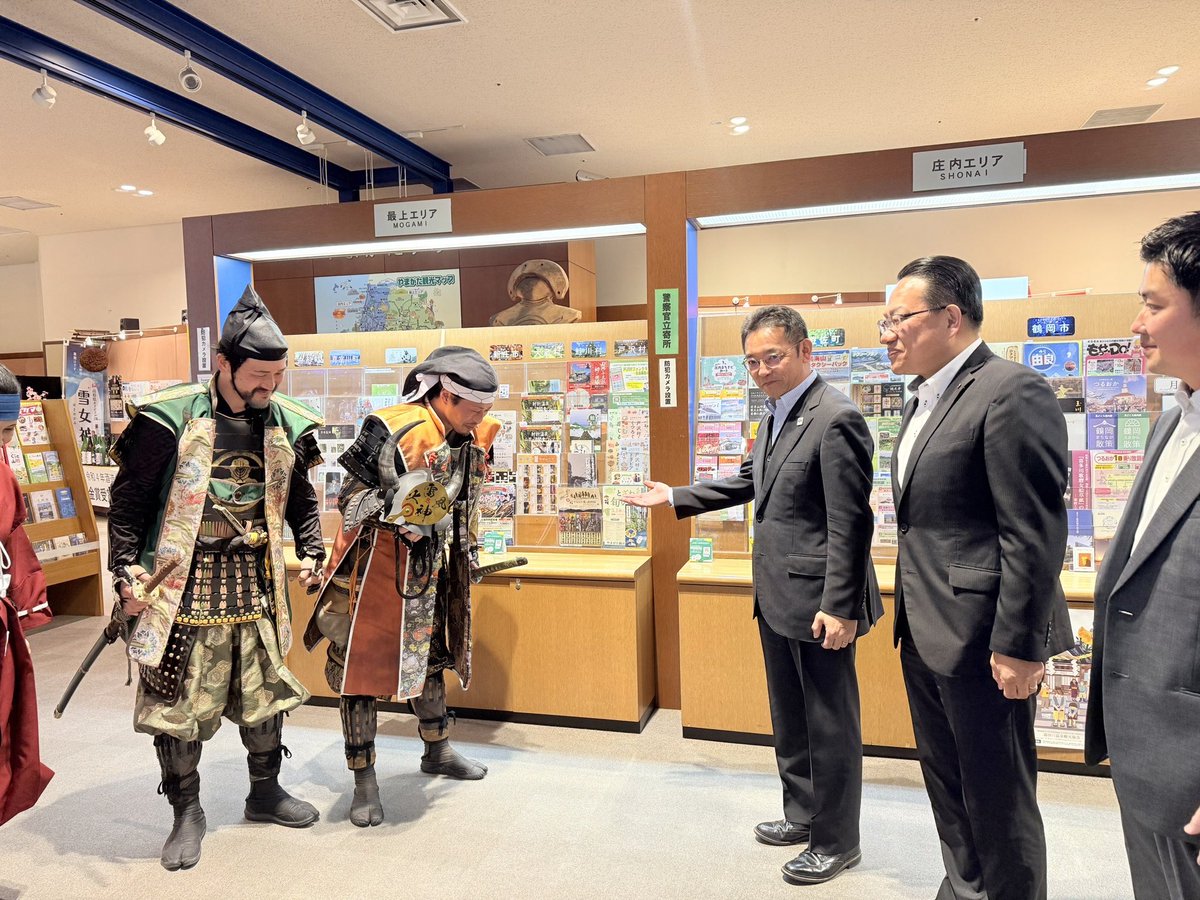 ainobusyoutai's tweet photo. #やまがた愛の武将隊 に御座いまする。
先日 #山形県観光物産協会 へお伺いし、山形の観光を盛り上げるべく軍議を行って参った。
そして施設内の、やまがた酒巡り #chetto をご案内頂きもうした。
県内全域のお酒を楽しめるゆえ、お近くにお越しの際は、是非お立ち寄り下され! https://t.co/0lcaGCpFdA