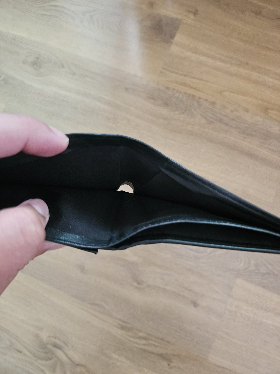 Ya sé por qué no tengo dinero, mi cartera tiene un agujero.