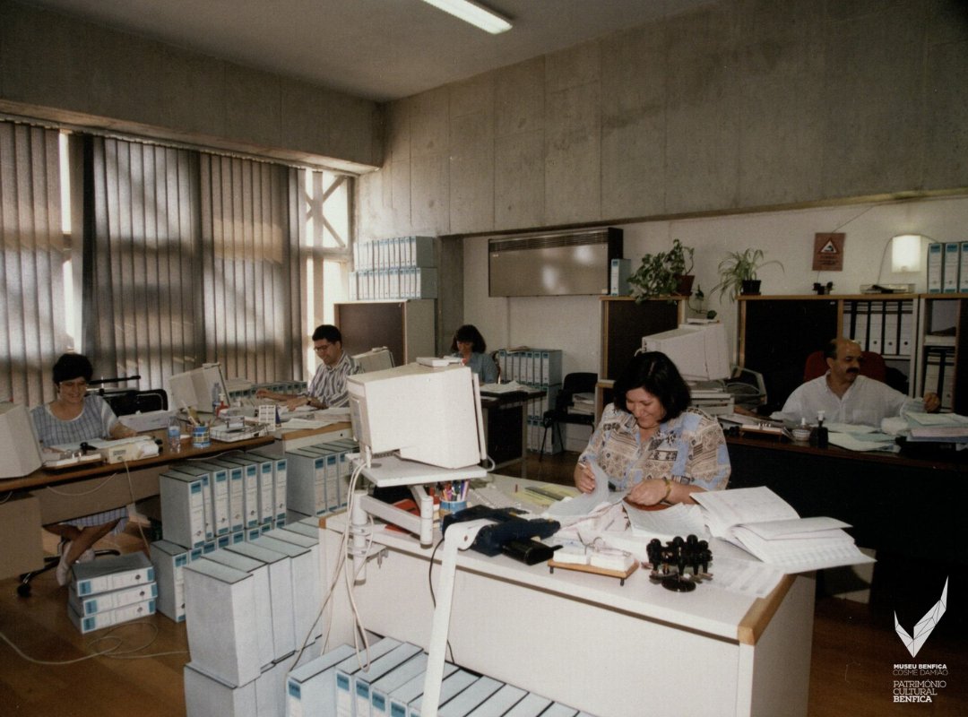 Não usaram a braçadeira de capitão, nem levantaram troféus, mas, nos bastidores, cada gesto, cada tarefa, cada cuidado, foi também uma vitória. 🔴⚪️

#DiaDoTrabalhador #EPluribusUnum