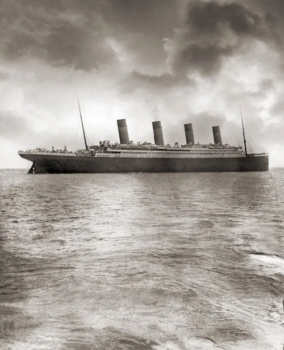 varshaparmar06's tweet image. Thread of historical photos you&apos;ve (probably) never seen before 🧵

1. This is the last photograph ever taken of the Titanic.