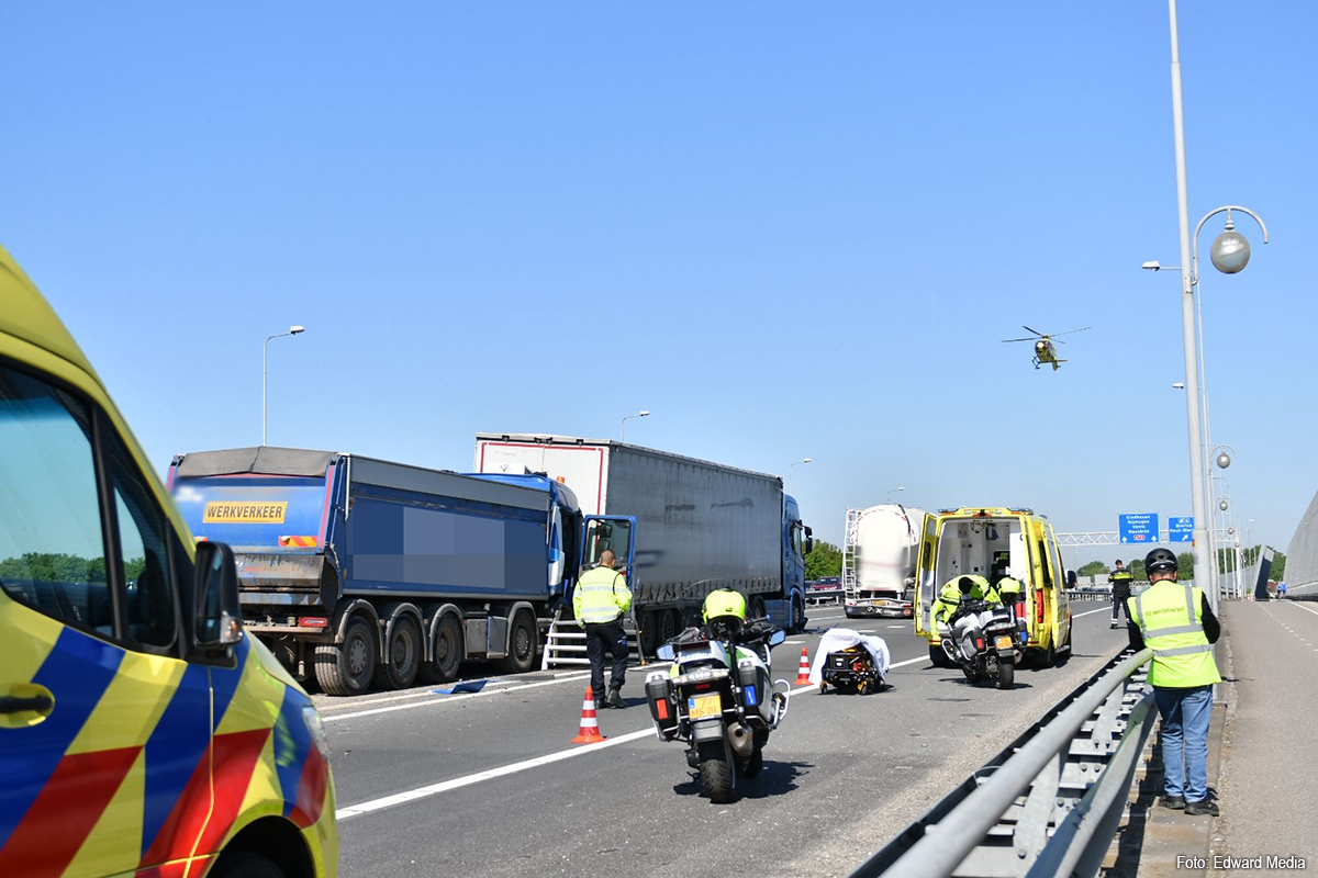 Ernstige aanrijding met drie vrachtwagens op A73