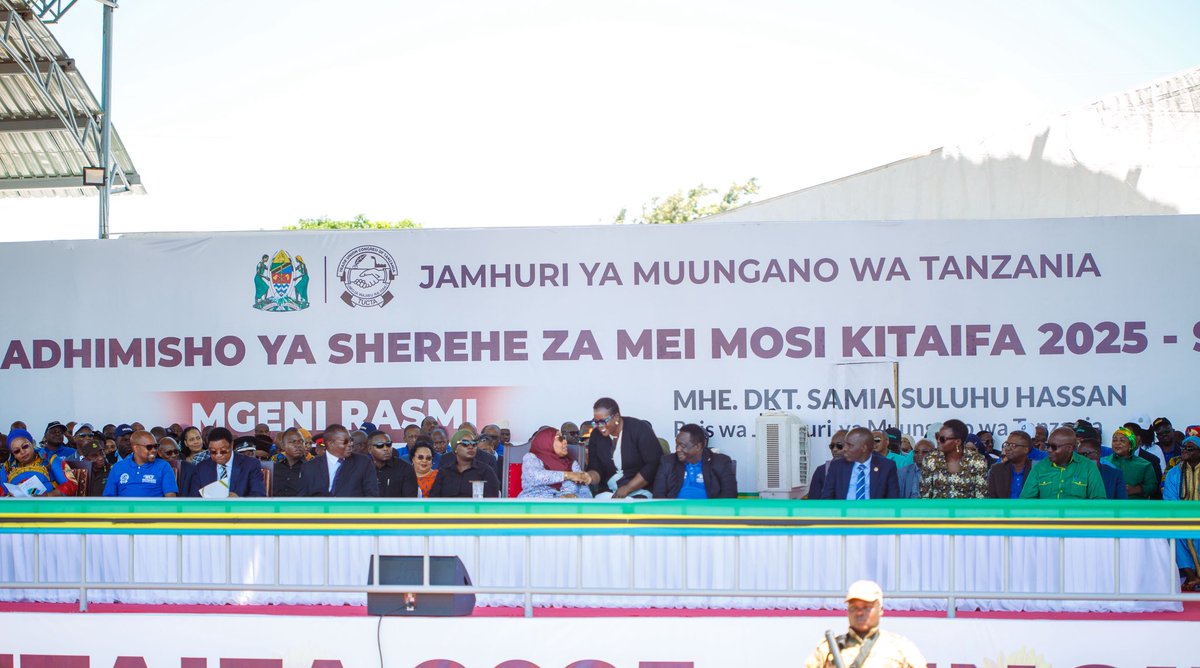 ilodaressalaam's tweet photo. President Samia @SuluhuSamia applauded @Khamati the Director Country Office @ilodaressalaam for 🇹🇿🇧🇮🇰🇪🇷🇼🇺🇬for delivering an inspiring speech in swahili at the Labour Day Commemoration, recognizing their commitment to advancing workers’ rights &amp; welfare. #LabourDay2025 #Tanzania https://t.co/XYhDGy1qrW