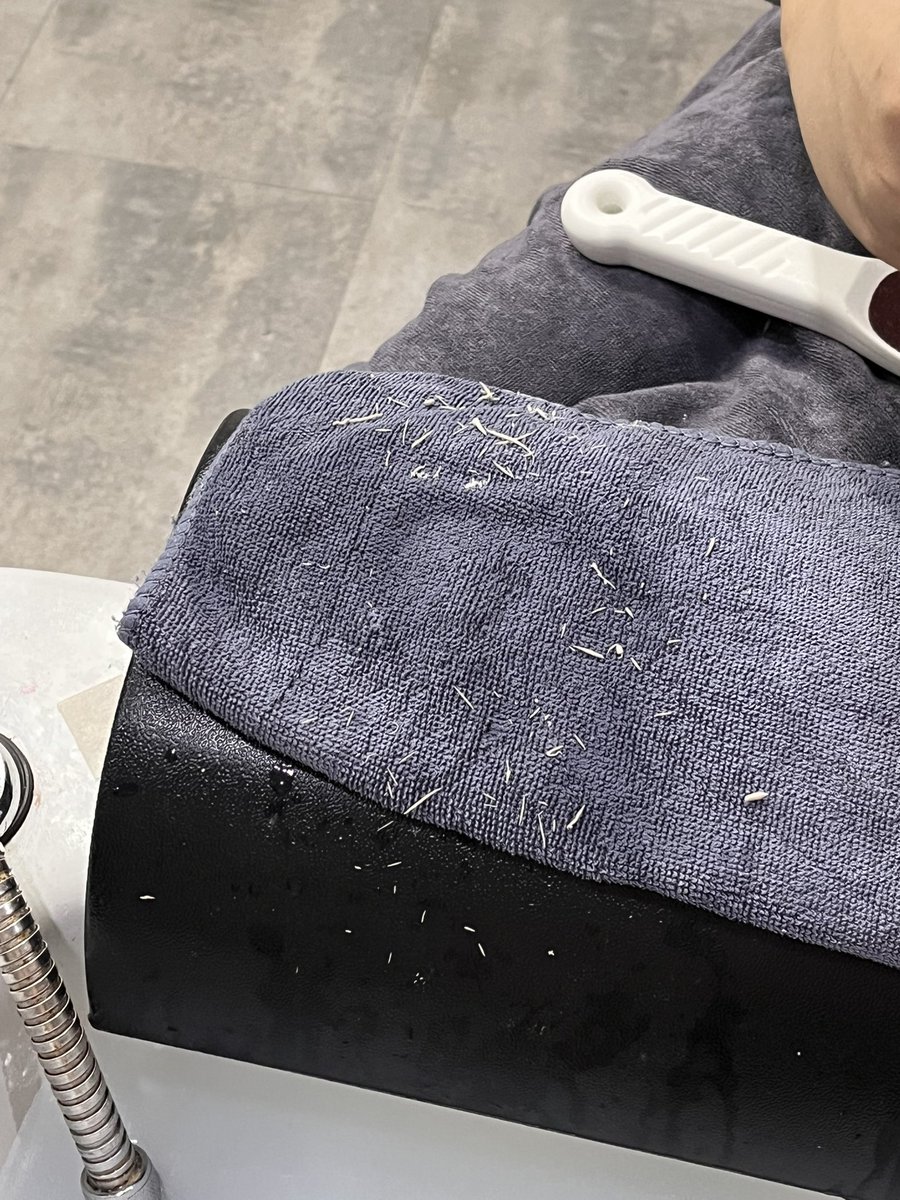 สปาเท้ากันจ้า เมษากุเที่ยวเยอะไปหรอ ใช้เท้าหนักมาก จะบอกว่าตอนนอนแม่งส้นเท้าถูไปกับผ้าห่มแล้วรับรู้ได้ถึงความสาก5555555555555555555 พอมาสปาเท้า รู้เลย หนังตายๆๆเยอะมาก ฮือ ทำเสร็จเท้านุ่ม มากกกกกกกกกก ทุกคนสปาเดือนละครั้งเถอะ เพื่อสุขภาพเท้าที่ดี 😭✨ เท้านุ่มมากจริง