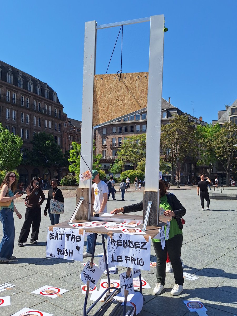 ActuStrasbourg's tweet image. 1er-Mai à Strasbourg : une guillotine installée place Kleber avec, à ses pieds, les têtes de plusieurs personnalités publiques.

#Hanouna #Moix