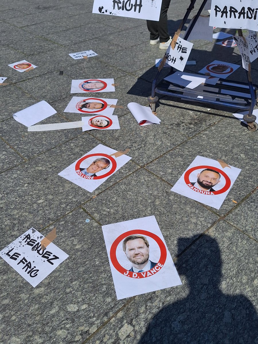 ActuStrasbourg's tweet image. 1er-Mai à Strasbourg : une guillotine installée place Kleber avec, à ses pieds, les têtes de plusieurs personnalités publiques.

#Hanouna #Moix