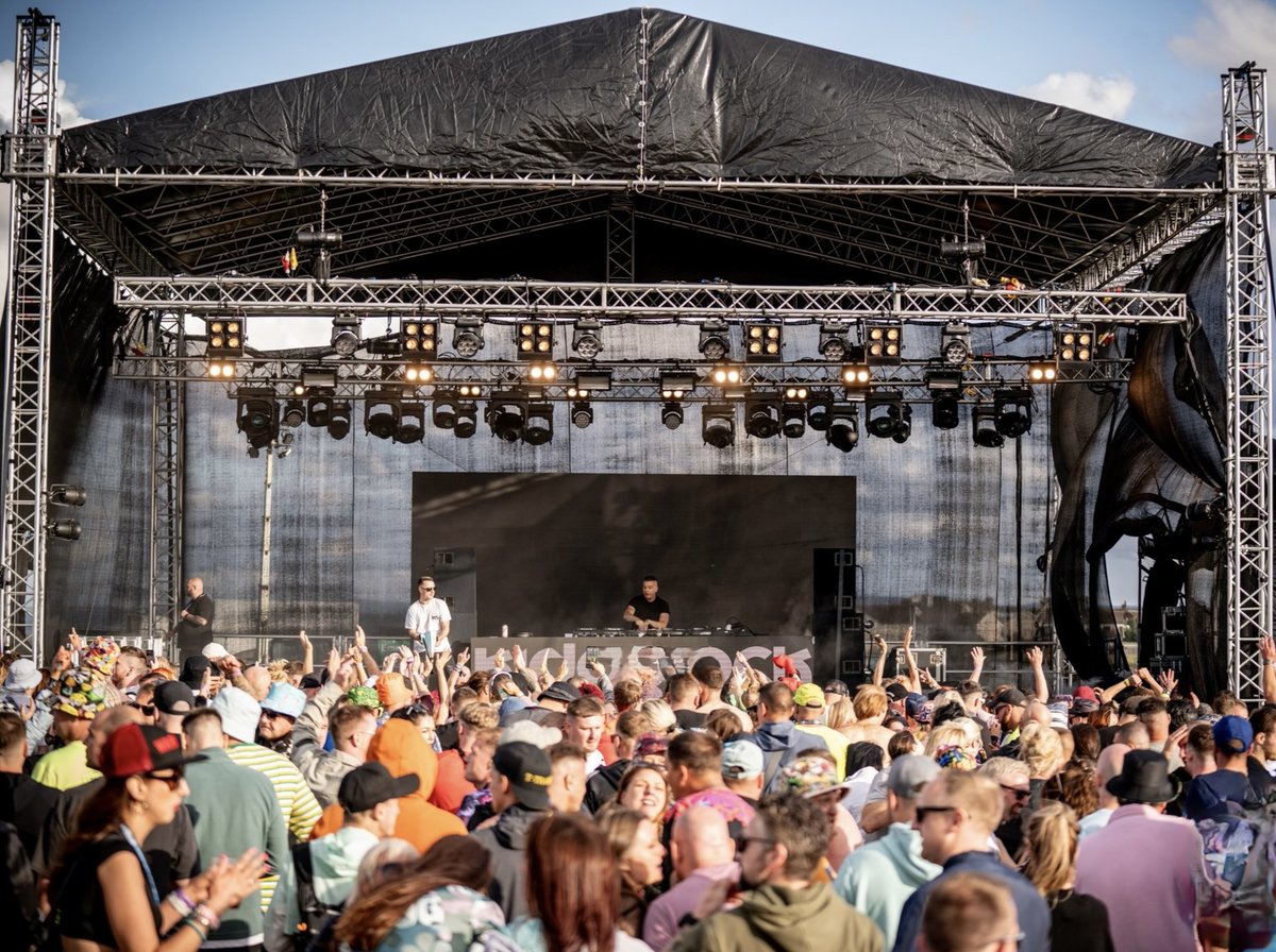 pa_hire_oxford's tweet image. 🎪 12m x 10m Festival Package 🎶
The all-in-one setup for outdoor events:
✅ Stage Hire
✅ Sound System
✅ Lighting Rig
✅ LED Screen
Perfect for festivals, concerts &amp;amp; more.
📍 Serving Oxfordshire, Warwickshire &amp;amp; London.
#StageHire #SoundHire #LEDScreenHire #OutdoorStage