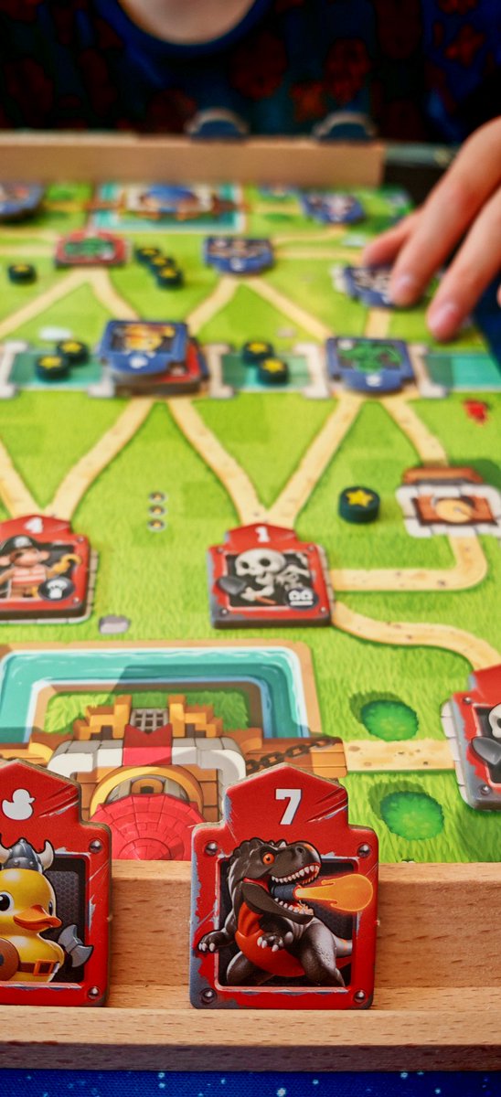 adayagame's tweet photo. 🪖TOY BATTLE🪂 - 2 joueurs, addictif au possible ! Parties de 5-10 minutes, les enfants adorent et pas qu'eux ☺️ 
🏆 Vous gagnez en prenant la base adverse OU en gagnant un certain nombre d'étoiles disposées sur le plateau, 8 plateaux  sont d'ailleurs inclus ! (4 recto-verso) 🥳 https://t.co/t1QHr9v4gp