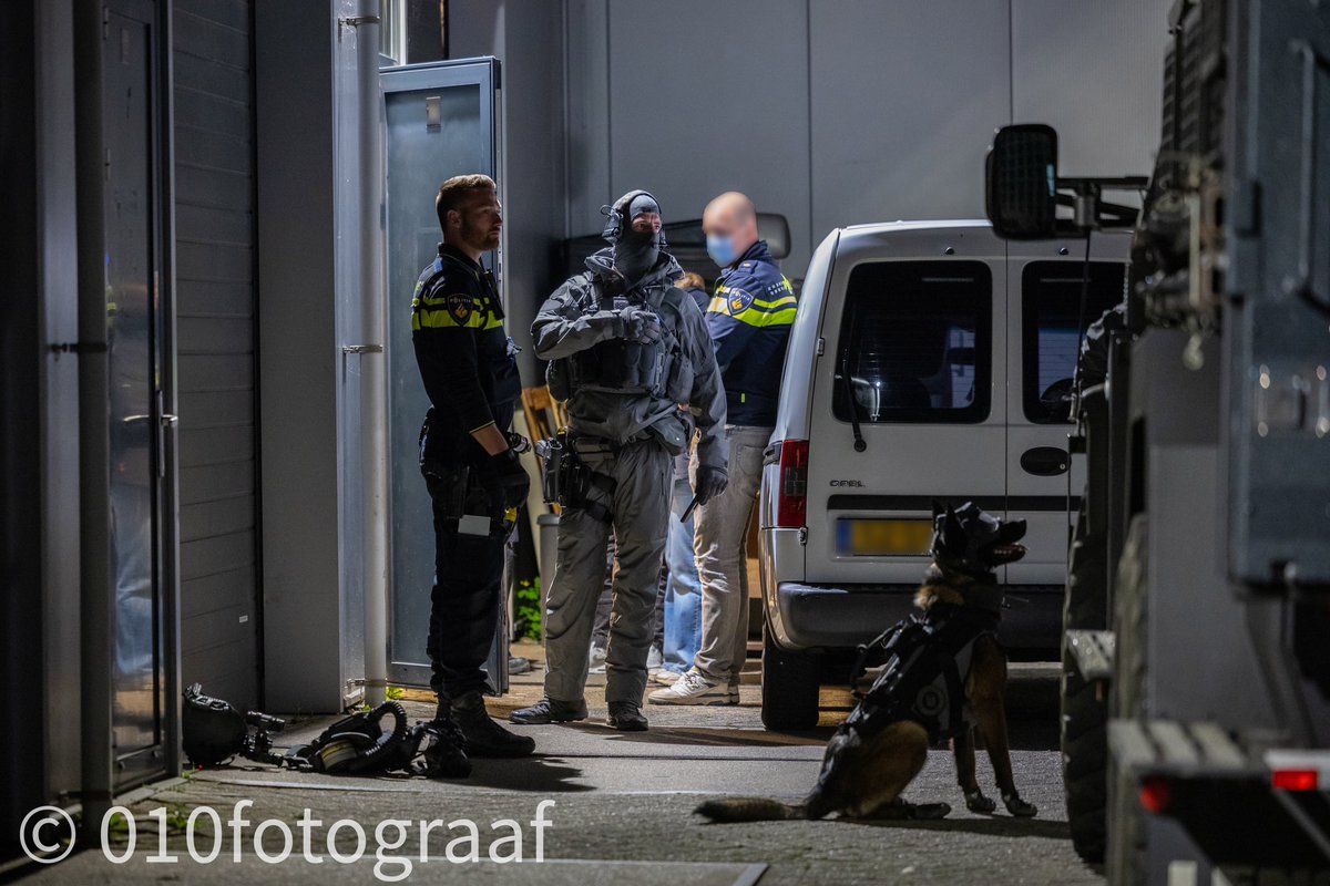Arrestatieteam valt bedrijfspand binnen in Vlaardingen