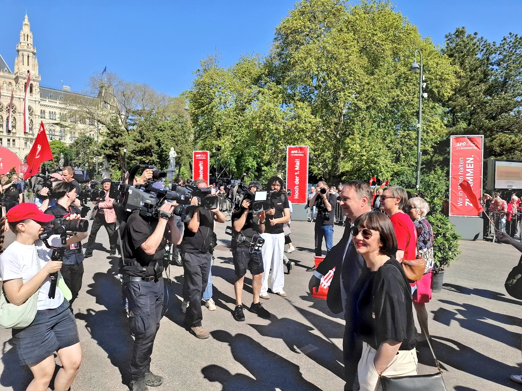 Hoch der Erste Mai! 🌹

Die SPÖ Josefstadt hat den an sich minutiös durchgetakteten Zeitplan am Rathausplatz heute wohl etwas durcheinander gebracht, weil so ein Medienandrang rund um den <a href="/AndiBabler/">Andi Babler</a> war.