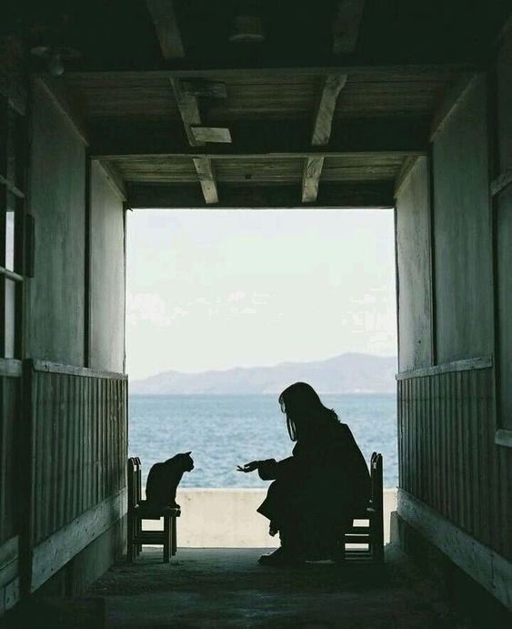 "حُبّ كبير للذين يجعلون الحياة هيّنة، لا يضخّمون الأحداث ولا يعطون الأمور أكبر من حجمها، يأخذونها من الباب الأسهل عُذرًا وتقديرًا ومُراعاة، لا وقت لديهم لخصومات ومعارك فارغة، عرفوا قُصر الدنيا وأن العُمر محدود، فلا يوجد بها ما يستحق النكد."