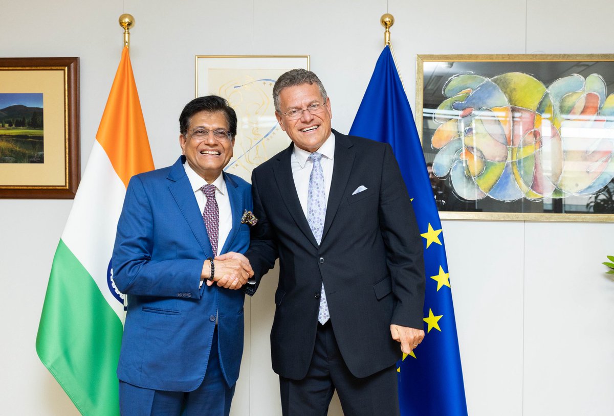 MarosSefcovic's tweet photo. 🇪🇺🇮🇳 Glad to host Minister - and my friend - @PiyushGoyal. In today's uncertain times, our businesses are looking for opportunity, access, predictability.

And that's exactly what we're working to deliver: a commercially meaningful deal, opening up markets for goods and services. https://t.co/rTgpTwZXPT