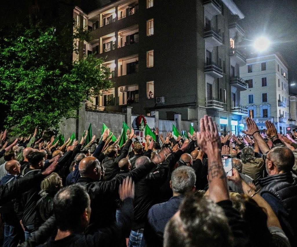 Stanno emergendo particolari sconcertanti sulla manifestazione fascista di ieri sera a Milano per Sergio Ramelli.

Non solo 2000 fascisti sono stati lasciati liberi di fare il “presente” con tanto di saluto romano come se fossimo nel 1925.

Ma addirittura - come scrive Matteo