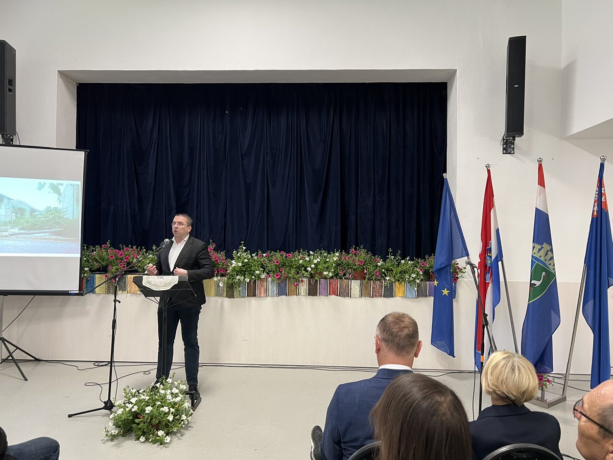 Bila mi je čast kao izaslaniku PHS, Gordana Jandrokovića, u Jasenovcu sudjelovati na svečanoj sjednici povodom 30. obljetnice VRO Bljesak i Dana općine Jasenovac. Prisjetili smo se hrabrih 🇭🇷 branitelja, a općini zaželjeli uspješan nastavak u razvoju i radu za boljitak građana.