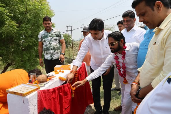 BJP4Abhijeet's tweet photo. बिठूर विधानसभा अंतर्गत ग्राम बनियापुरवा एवं लक्ष्मणपुरवा में विभिन्न विकास कार्यों के शिलान्यास कार्यक्रम में मुख्या रूप से सम्मिलित हुआ..
तदोपरांत स्वरूपनगर में #RedChief शोरूम के शुभारंभ पर सम्मिलित होकर हार्दिक बधाई एवं मंगलकामनाएं दी..
@BJP4India @narendramodi @AmitShah https://t.co/HwKe4Xfd44
