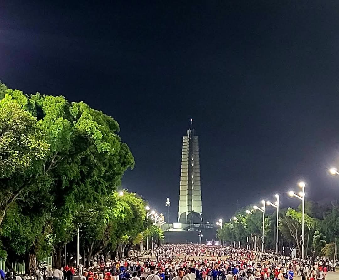 Desde bien temprano se moviliza #Cuba, es #1Mayo, la patria llama y como siempre su pueblo responde. Mientras más nos agredan y amenacen, más nos atrincheramos en defensa de lo nuestro.