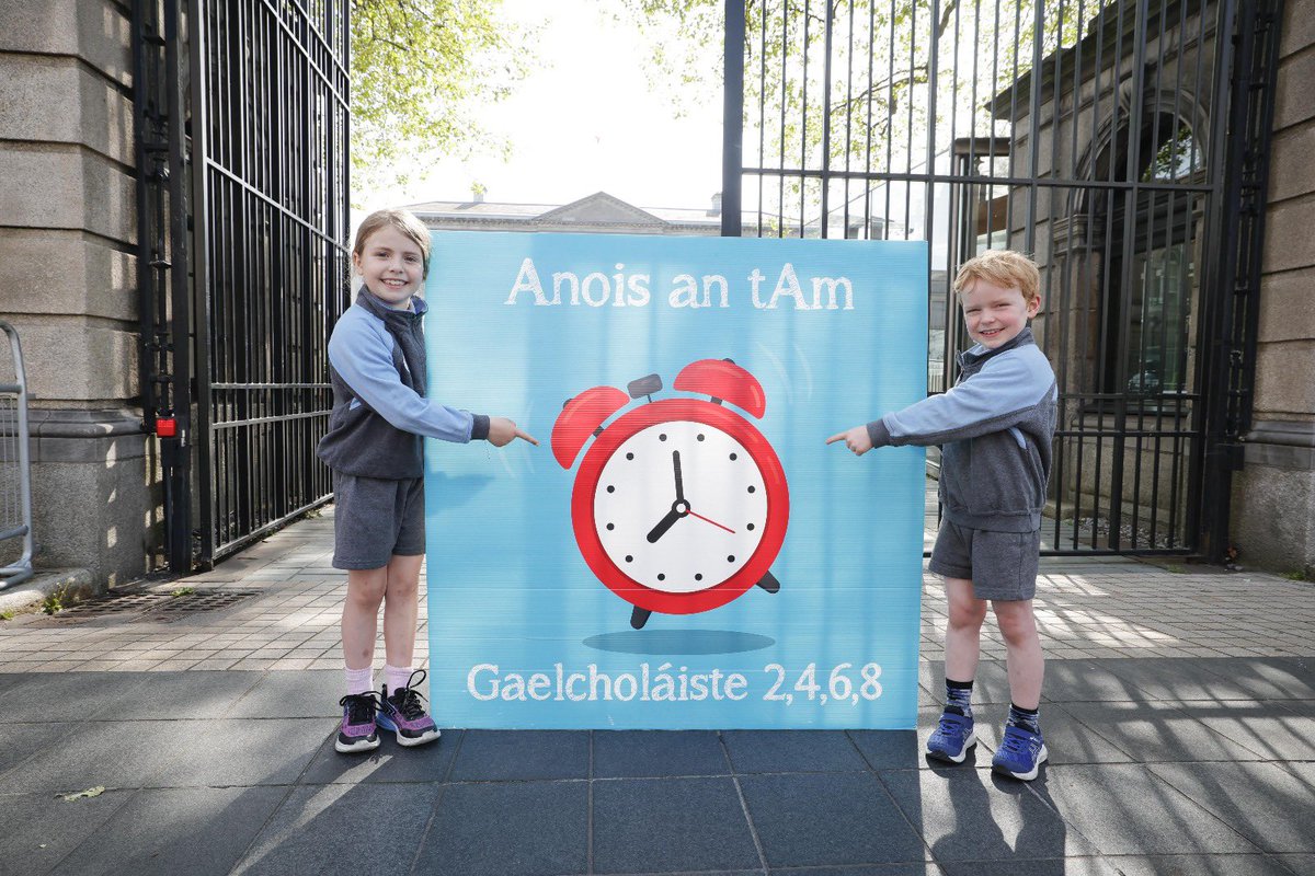 Gaelcholaiste2's tweet photo. Caithfidh an Roinn agus an Aire cruinniú a bheith acu le na scoileanna agus an feachtas Gaelcholáiste BÁC 2,4,6,8 go práinneach. Tá rang eile páistí á ligeann síos ag an rialtas.

The Minister must provide clarity. Families and schools are again being left in the dark. https://t.co/ExnIIbmDiS