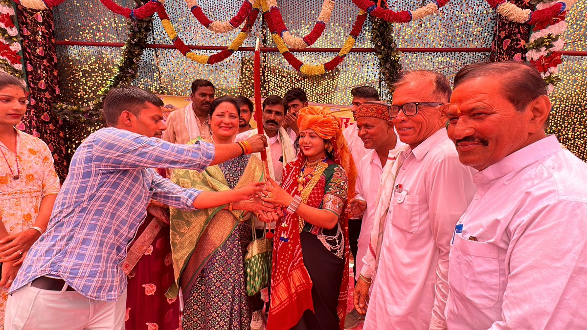 आगार मालवा (मध्य प्रदेश) समूह विवाह में इतना प्यार स्नेह और सन्मान देने के लिए अपने समाज के सभी लोगो का बहुत बहुत ध्यानवाद 

ख़ास कर समूह विवाह समाज में ज़्यादा जरूरी हे

जब लोग मुजे तलवार और कटार देते हे तो में अपने व्यक्तित्व पे गर्व महेसूस करती हूँ 🙏🙏