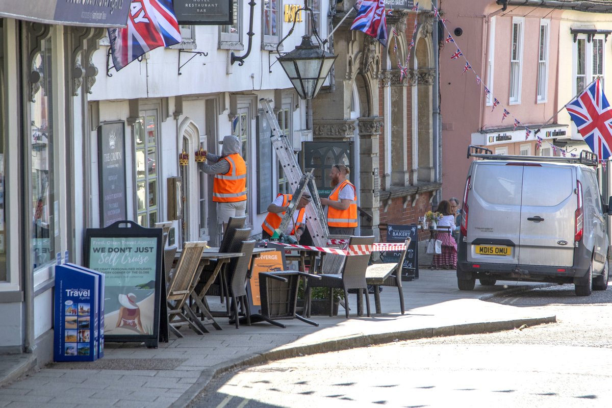 Couldn't work out what was happening outside the #Framlingham Crown yesterday but it was taking three blokes in hiviz to do it facebook.com/nearthecoast/p… #Suffolk eh?