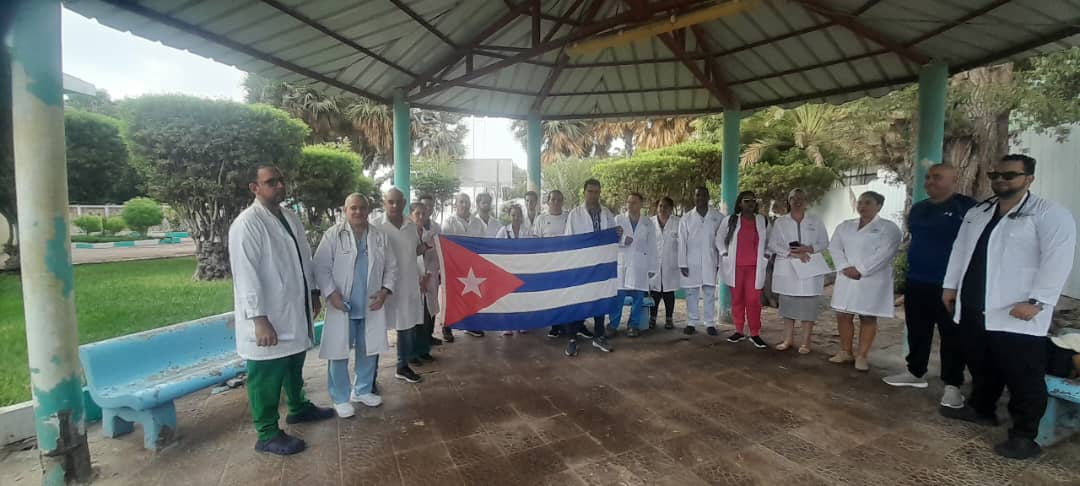leyner800129's tweet photo. Los colaboradores de la Brigada Médica Cubana en el CHU Peltier, realizan acto conmemorativo por el día del trabajador.
@CubacooperaDj 
@Colaboracionqba 
#1roDeMayo
#1roDeMayoALasCallesTodos
@uccmcuba https://t.co/PlkapVfa8r
