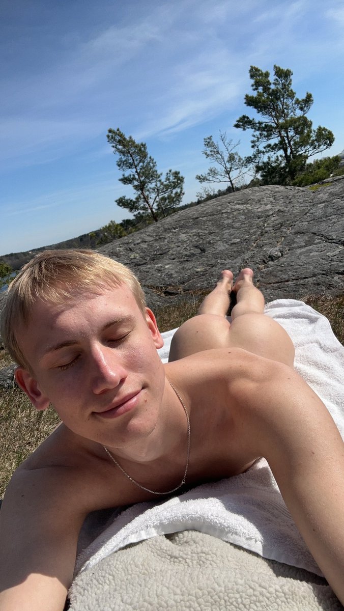 If you’re having a bad day, remember, 

It’s soon warm enough to be out in the sun like this🍑🤭