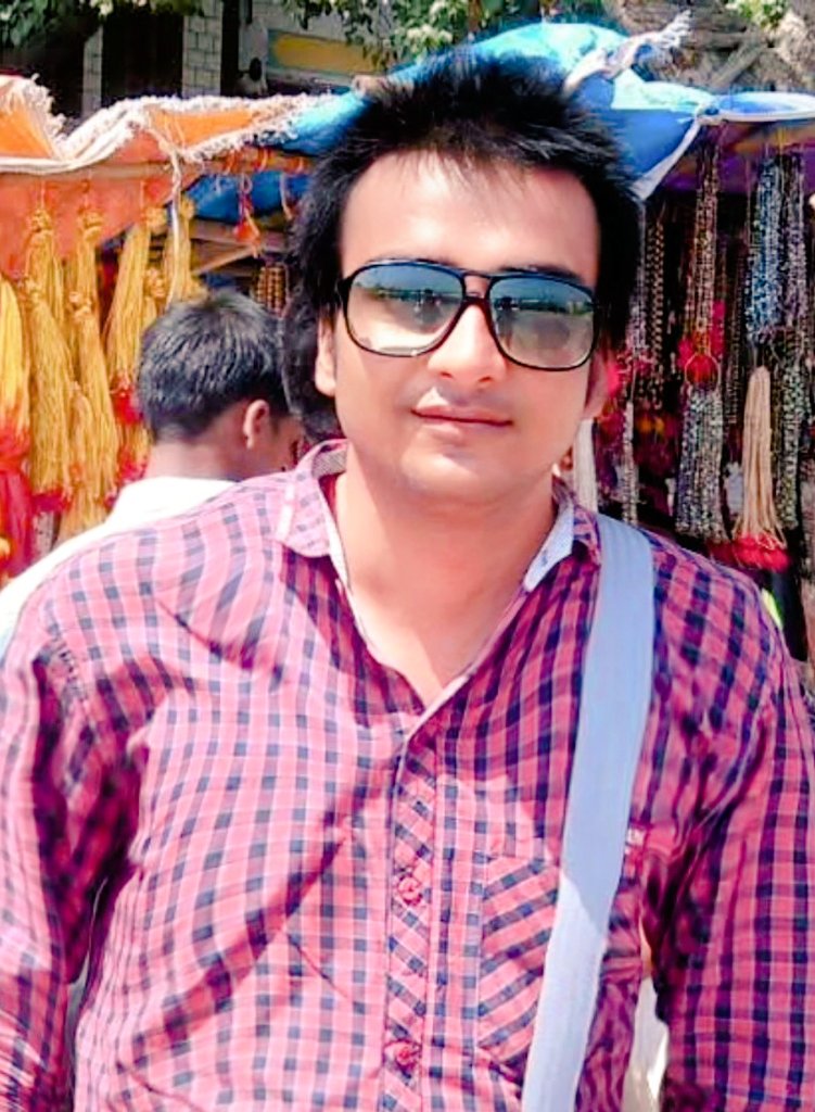 लोग...
बोलते कुछ और, और बताते कुछ और हैं

कहते कुछ और, और कहाते कुछ और हैं

दिखते कुछ और, और दिखाते कुछ और हैं

मानते कुछ और, और निभाते कुछ और हैं

सुनते कुछ और, और सुनाते कुछ और हैं

होते कुछ और, और जताते कुछ और हैं

लोग तो लोग होते हैं, ये
रीझते और रूठते कुछ, सिखाते कुछ और हैं