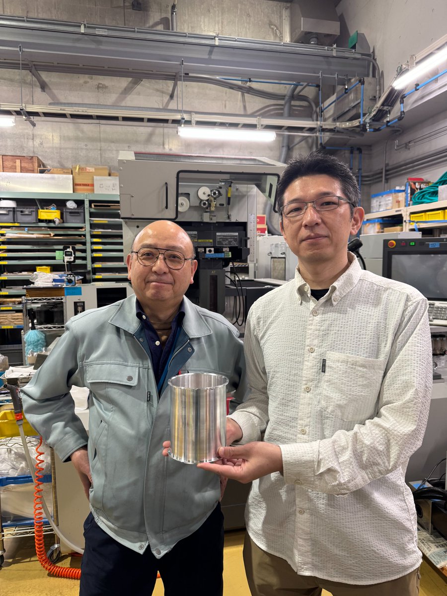 2025年度に打ち上げ予定の太陽フレアX線観測ロケット実験 FOXSI-5 に搭載するチューブが完成しました🦊🚀☀️。この先端に可視光を除去するためのフィルターを取り付けます。
国立天文台 先端技術センター <a href="/NAOJ_ATC/">国立天文台 先端技術センター(ATC)</a> で作っていただきました。ありがとうございました。