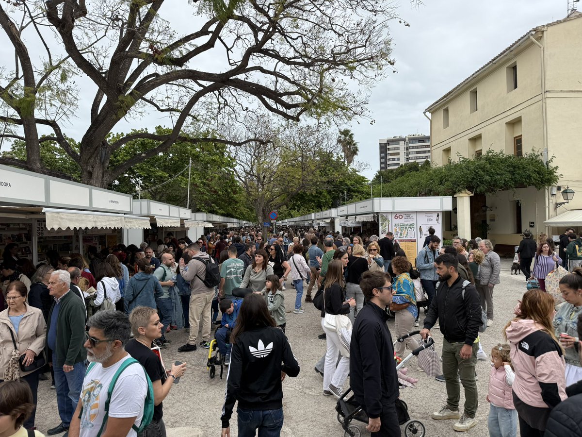 Comencem esta jornada d’1 de maig a la #FiraLlibreVLC amb el recinte ple de gom a gom! 📚

⏰ Recordeu que els horaris en dies festius, divendres i cap de setmana és d’11:00 a 14:30 i de 17:00 a 21:00.