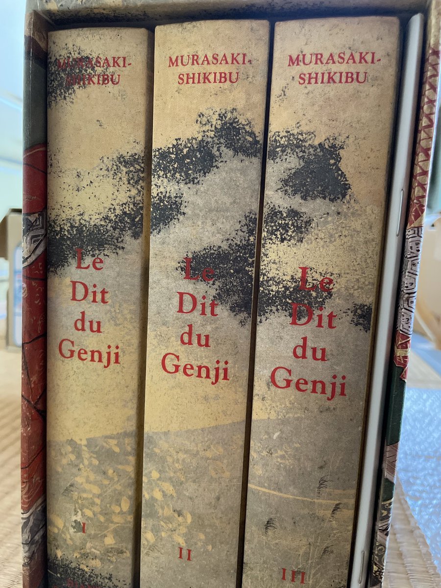 T2_AI_Magician's tweet photo. 遺品売却十七冊目
『源氏物語 フランス語版 Le Dit Du Genji3巻セット』

光源氏が海を渡った…
仏訳で読む王朝ロマン。装丁も美術品級だじぇ🐻

売却価格：32,000円
計
売り上げ　93,230円
手数料　　9,323円
送料　　　6,870円
純利益　　77,037円

#遺品 #メルカリ #源氏物語 #フランス語 #王朝文学 https://t.co/tOcoUFt0sT