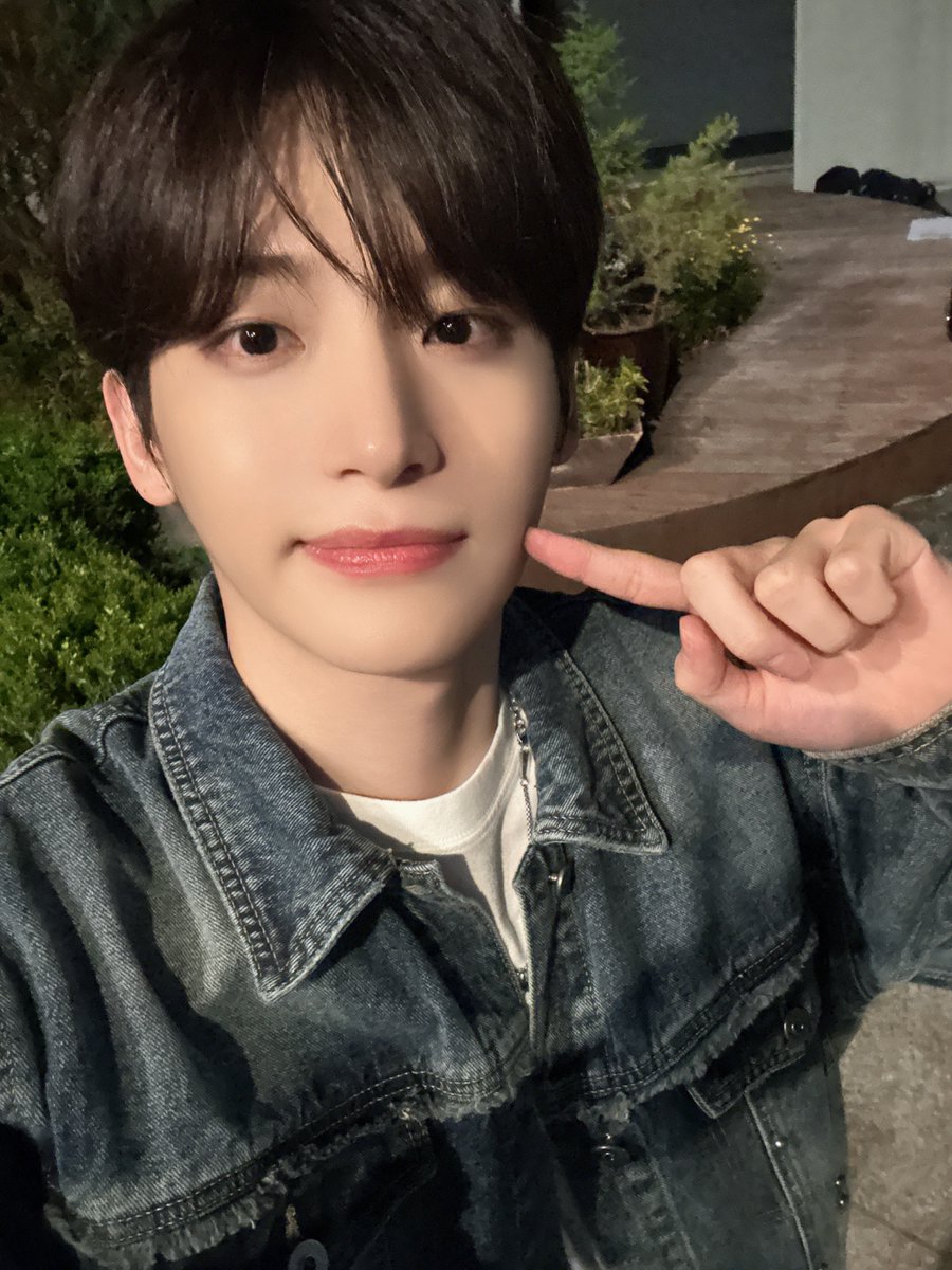 [📸]
JUNGMO 정모 '등대' Cover
⠀
정모가 그렇게 웃어 보이는 건
러비티가 빛나서야😊💖
⠀
#CRAVITY #크래비티
#정모 #JUNGMO
#C_Plus