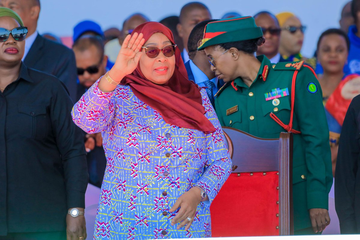 CloudsMediaLive's tweet photo. Rais Samia Suluhu Hassan ameshawasili katika uwanja wa Bombadia Singida, kuungana na wafanyakazi kwa kuadhimisha siku ya wafanyakazi duniani yanayofanyika mkoani Singida.
Endelea kutufuatilia kupitia ukurasa zetu za mitandao ya kijamii #cloudstv #cloudsfmtz pamoja akaunti yetu ya Youtube “Clouds Media” kwa updates zaidi.
#KutokaSingida
#CloudsDigitalUpdates