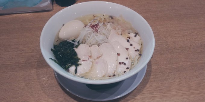 とりそば翔にて全乗せとりそばをいただきました。澄んだスープはあっさりながら力強く美味、歯切れのいい平麺を「もりもり」と食う感触がとても良い。替え玉の代わりにライスと乾燥梅肉追加注文でゴージャスな梅茶漬けにして最後の一滴まで。
お店が小さく隅っこに位置してるので看板がギャグ。 