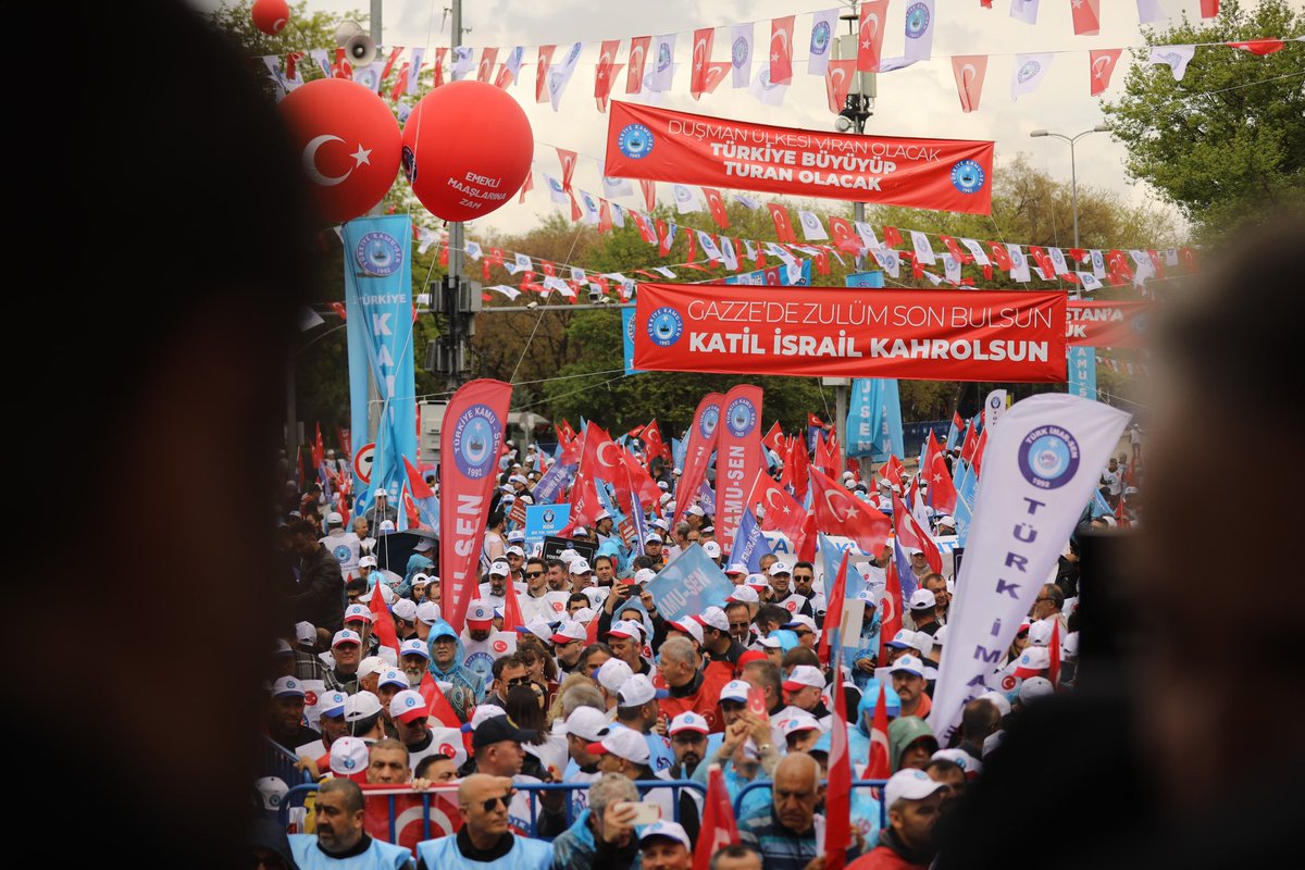 İşte memur, emekli burada, sendika burada, cevap ortada, hesap ortada; onlara en güzel cevabı, 15 Mayıs’ta inşallah siz vereceksiniz. 
 
Artık emanetin ehil ellerde yükselmesi için tüm memurlarımızın desteğine ihtiyacımız var. 
 
Şube başkanlarımız, işyeri temsilcilerimiz,