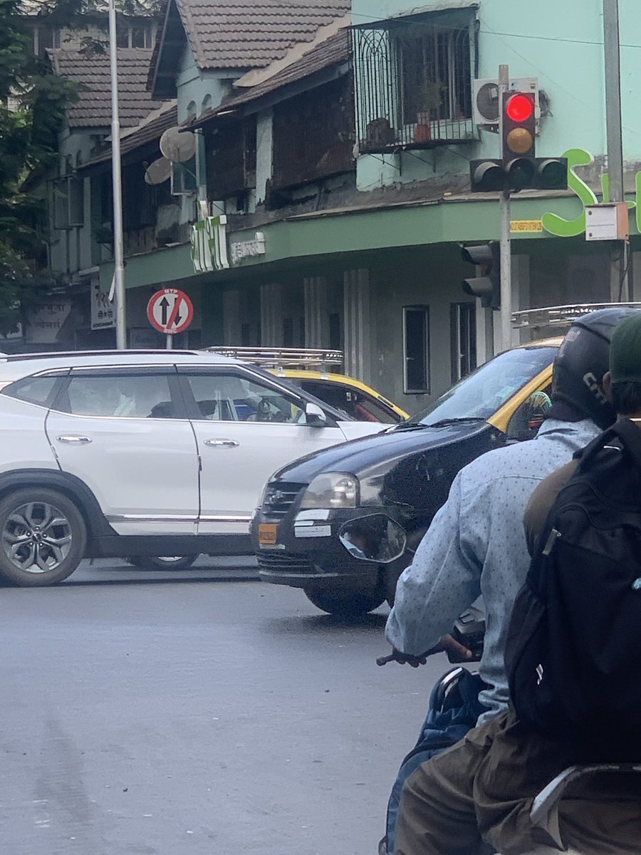 Signal at Shobha hotel crossing, Mahim

The first pic signal is suppose to face mahim side but is facing matunga side

The right pic is a proof that it is red and other green <a href="/MTPHereToHelp/">Mumbai Traffic Police</a> <a href="/MumbaiPolice/">मुंबई पोलीस - Mumbai Police</a>