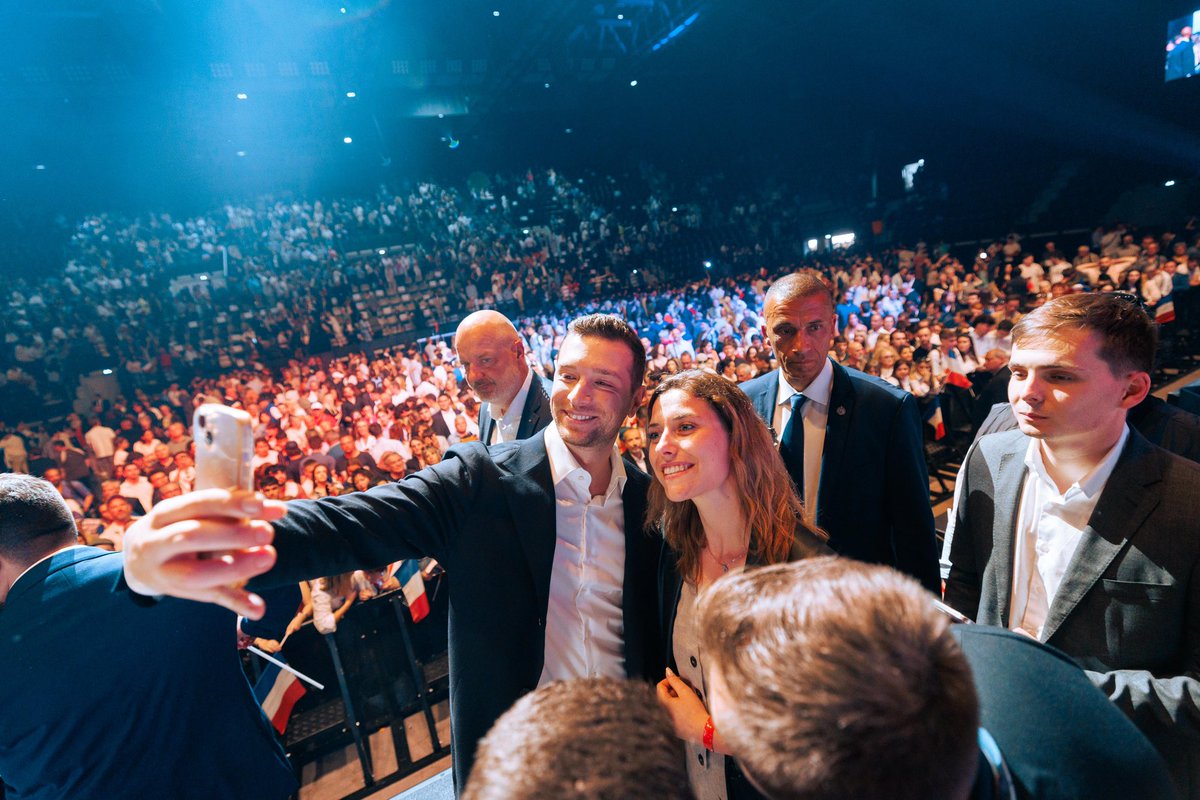 Si nous voulons rendre à notre peuple sa fierté, à notre jeunesse un avenir, à notre pays sa grandeur, alors mobilisons-nous : merci aux 8000 patriotes qui ont fait le déplacement aujourd’hui à #Narbonne pour ce 1er Mai !

Vous êtes notre force 🇫🇷