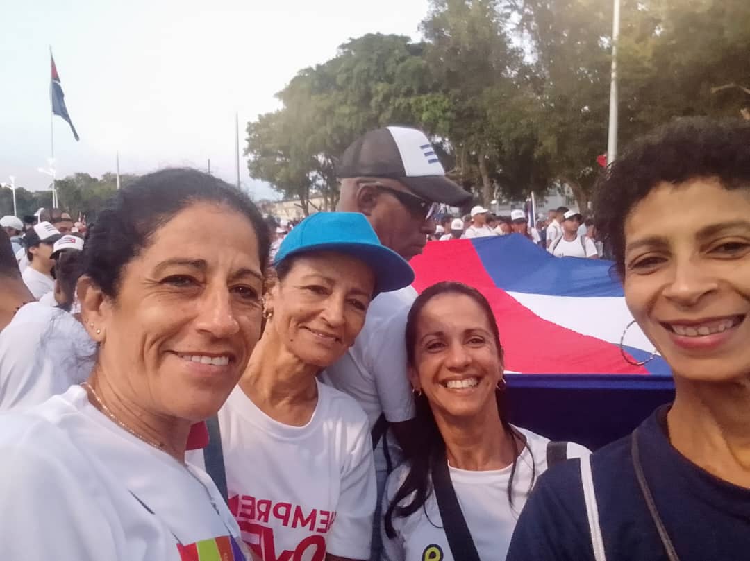 LisetD84's tweet photo. 💥El desfile del #1roMayo en la Plaza de la Revolución de #LaHabanaDeTodos ha sido un evento multitudinario.
👉 Miles de personas se congregaron desde la madrugada, portando banderas 🚩y pancartas para celebrar el día del trabajador👷‍♂️ https://t.co/5y8Uz6udWt