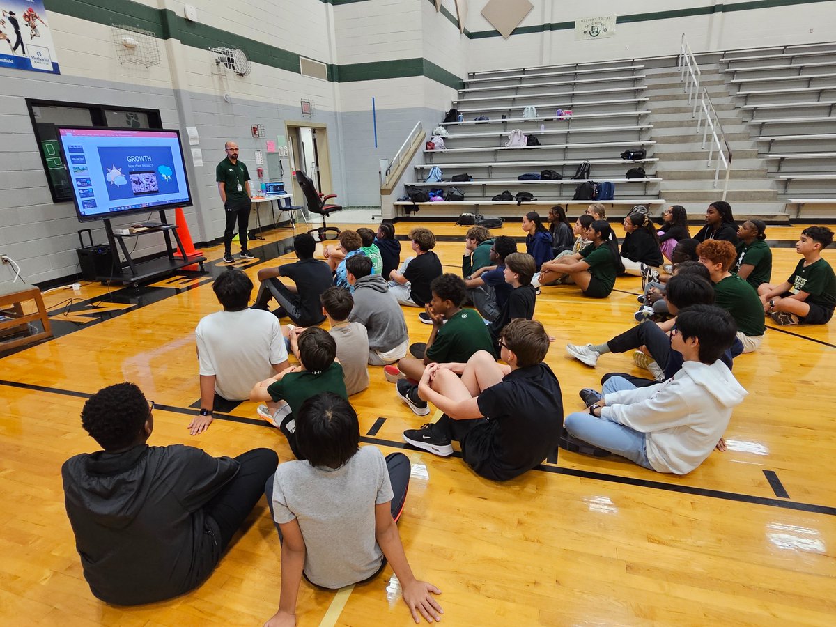 Huge thank you to Coach Hayes for coming by the Dog Pound to talk to our athletes about the Cross Country program at Lake Ridge HS #BulldogsToEagles <a href="/CoachHayezzz/">Chris Hayes</a> 
<a href="/LRXC_est2012/">Lake Ridge XC</a> <a href="/MISDathletics/">MISD Athletics Dept.</a>