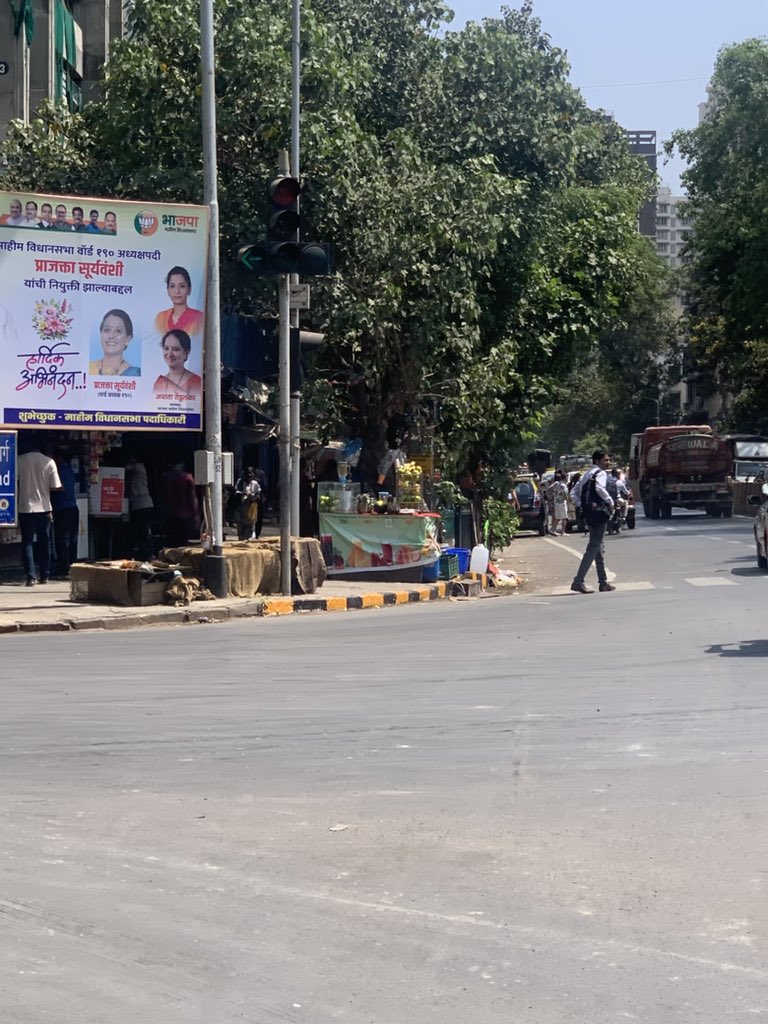 The straight green signal bulb not working at Matunga Tea Shop, matunga west <a href="/MumbaiPolice/">मुंबई पोलीस - Mumbai Police</a> <a href="/MTPHereToHelp/">Mumbai Traffic Police</a>