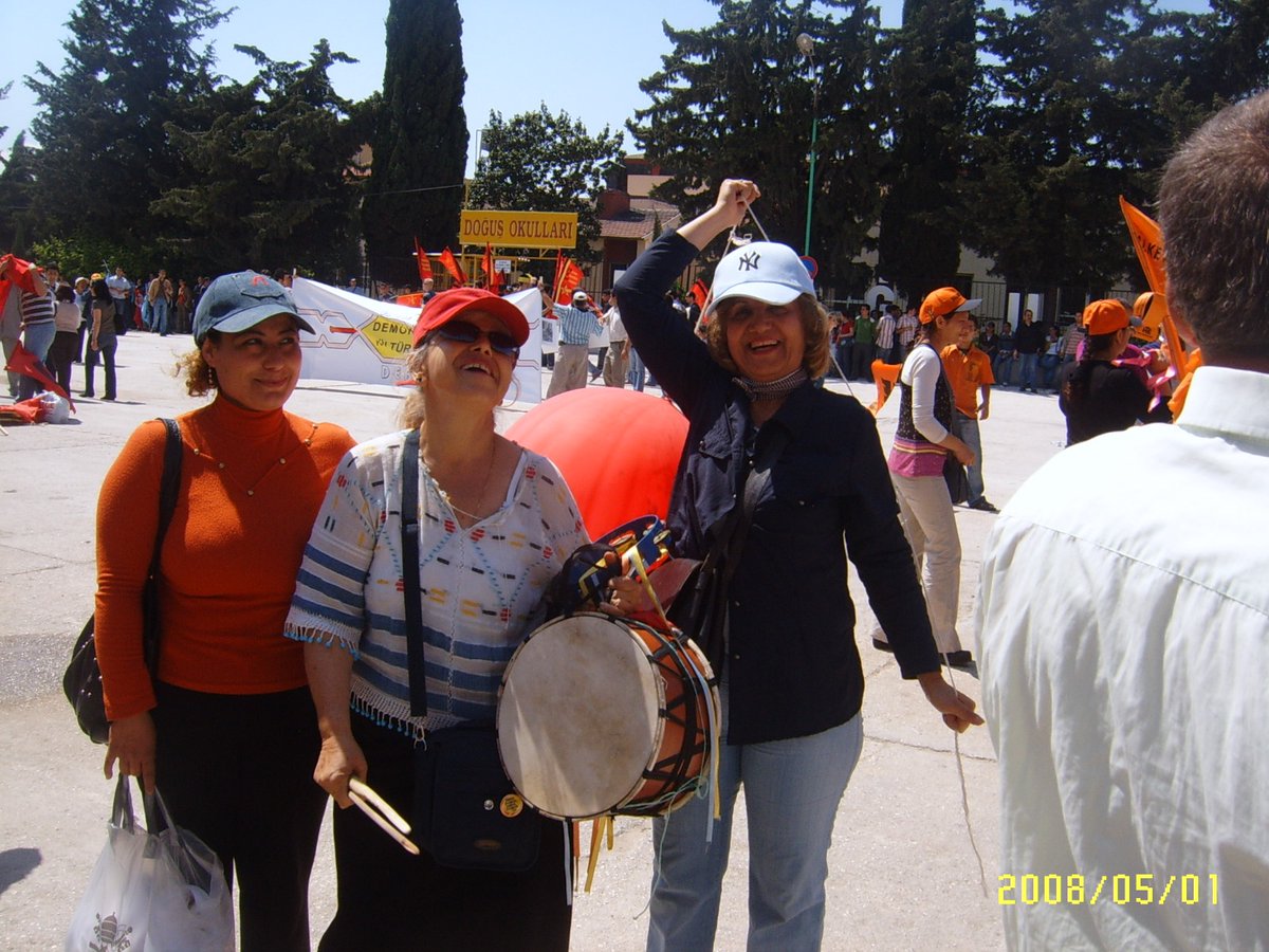 1 Mayıs 2008, Antakya.
Hatice Can kahkahasıyla, neşesiyle meydanda.
Bugün o kahkahayı çok özlüyoruz.