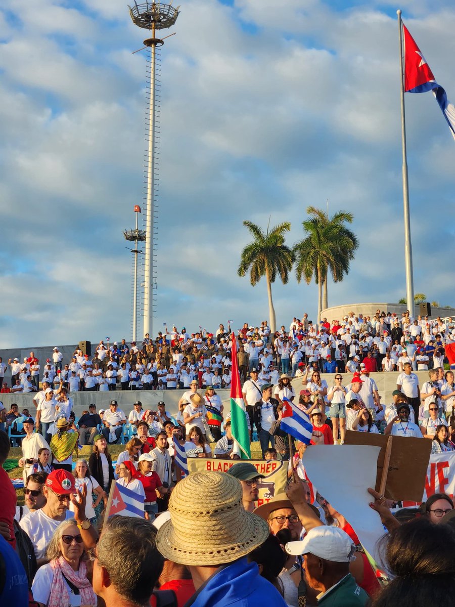 Nuestro pueblo dio una muestra indiscutible d unidad y d sentido del momento histórico. Es una gran victoria d Cuba s/los esfuerzos x sembrar el desaliento y la división. El mensaje d <a href="/DiazCanelB/">Miguel Díaz-Canel Bermúdez</a> caló muy hondo en los cubanos, y la respuesta ha sido extraordinaria. #1Mayo