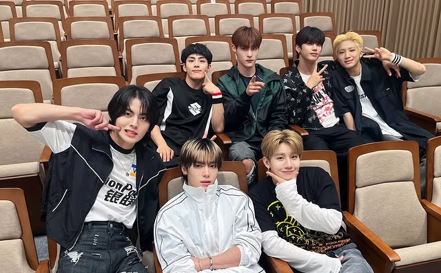 SOY296's tweet photo. 240502 TAN_official Instagram 
[#TAN_BEHIND] #팬사인회

💚5월의 첫 시작을 소다와🫶

오늘도 소다 덕분에
행복 에너지 한가득이야💕

우리도 언제나 소다에게
행복만 줄게 사랑한TAN🥰

💝#어뮤즈레코드
#TAN #티에이엔 #3TAN
#WORLD #TAN_WORL https://t.co/yyhDBtNCm9