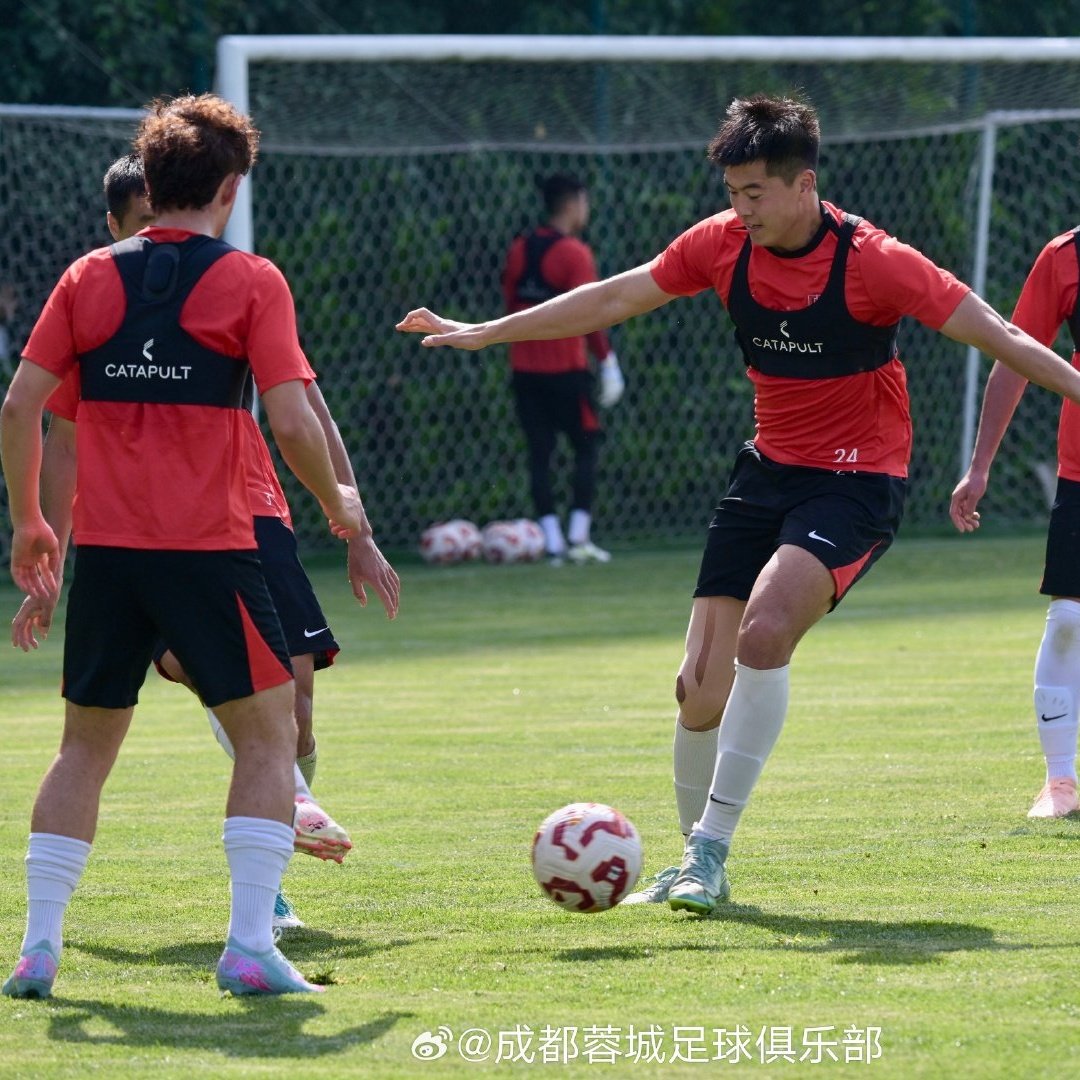 RCFCBRASIL's tweet photo. no dia 1 de maio, o Chengdu Rongcheng fez seu último treinamento se preparando pro jogo de amanhã contra o shanghai shenhua
#chengdubettercity #timchow #timolestchert #yahavgurfinkel #chengdurongchengfc https://t.co/hPmzuK2pc9