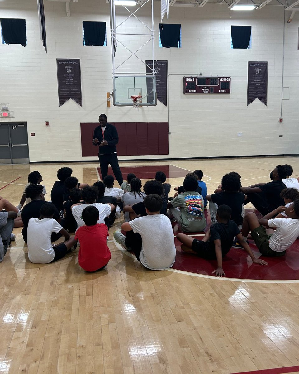 Had a great time at Reagan Middle School yesterday meeting some of the young hoopers! Future is very bright 👀🔥🏀🏹