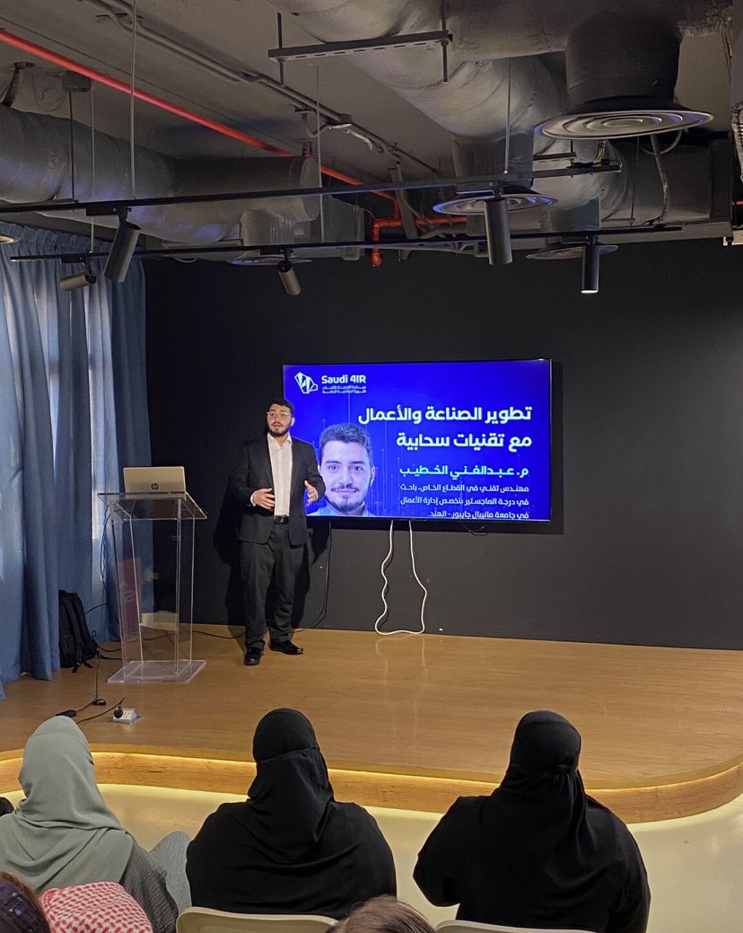 Ftranslator_'s tweet photo. سعيدة لكوني جزءًا من #CCTS الذي عُقد على مدار يومين في جامعة دار الحكمة 💞 https://t.co/r0veofVz78