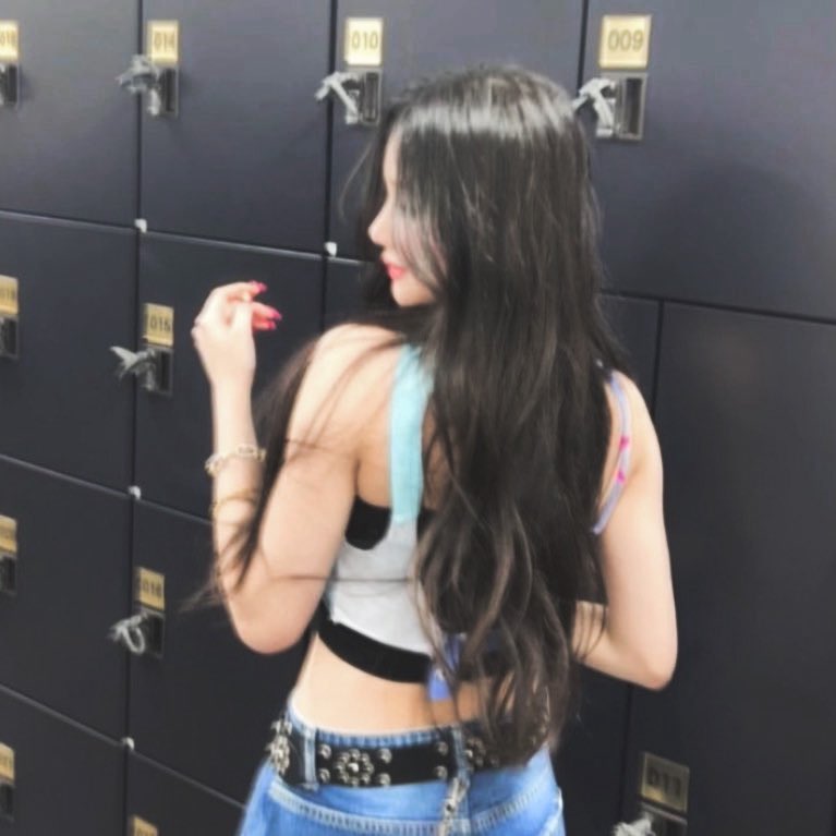 Phaaita's tweet photo. Monstiez, how’s the view? It’s always so amusing to share moments like this, tee-hee. :p Just casually letting my silky hair take center stage while showing off a different angle that might stir up the deafening calm of Monstiez. B—ware or you’ll fall! https://t.co/sbr1NISDCB