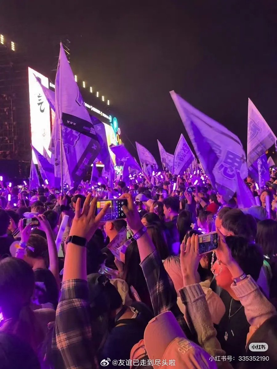 BabyZhao9's tweet photo. Lusi menyanyi &amp; menari di festival musik amal dgn mikrofon. Keluli 💜💜💜 #ZhaoLusi https://t.co/LjGvuGBCa3