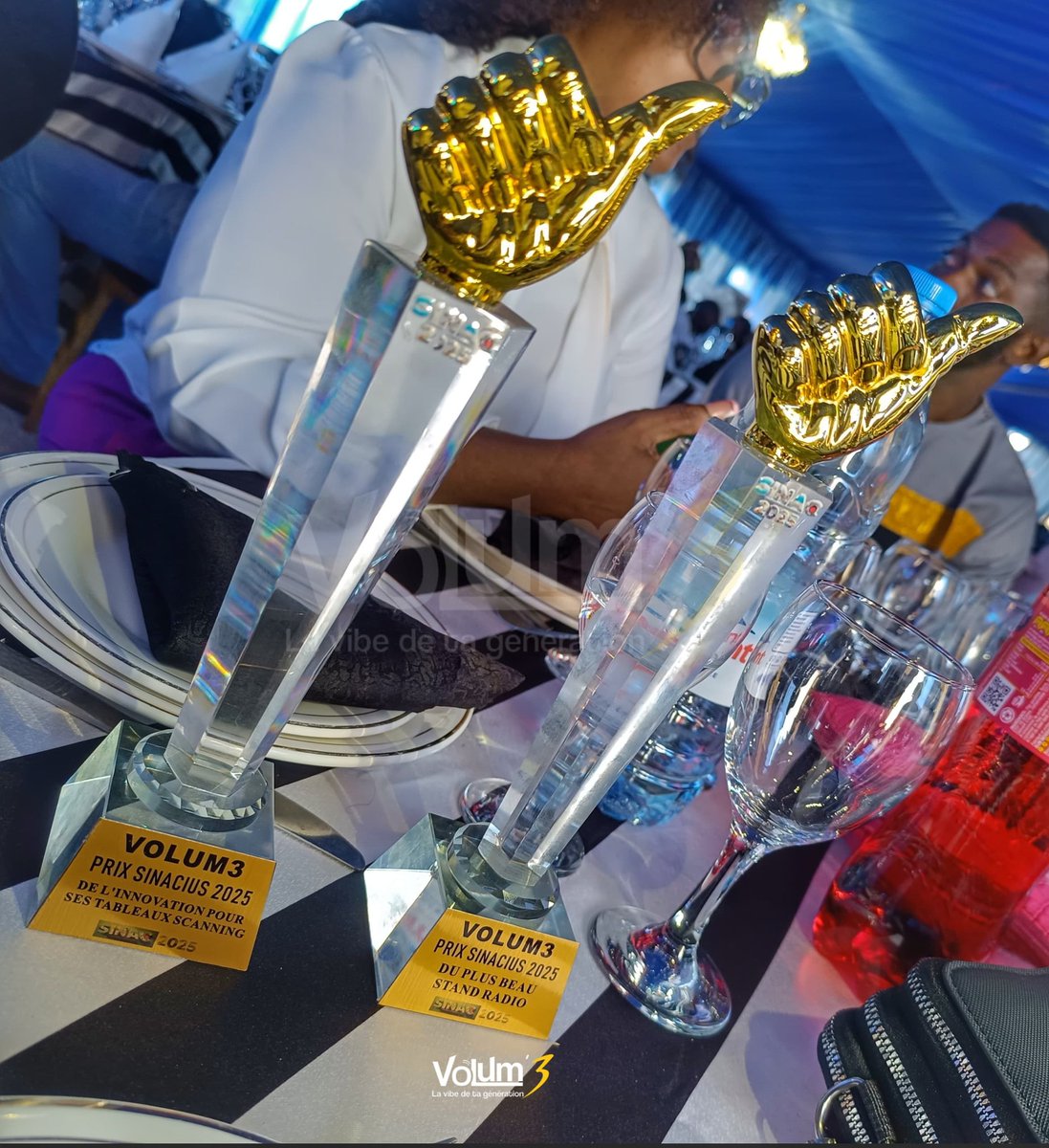 Volum3Cameroun's tweet photo. 🏆🏆 #LaVibeAuSinac LA VIBE DOUBLEMENT RÉCOMPENSÉE AU Salon International de L'Audiovisuel du Cameroun 😭❤️

🏆 PRIX SINACIUS DU PLUS BEAU STAND RADIO
🏆 PRIX SINACIUS DE L'INNOVATION 

Ces Trophées vous sont dédiés les Volumiques ❤️❤️❤️#25H2V3 
#LaVibeDeTaGeneration 
#1anDeVibe https://t.co/v8VsZAGZ6M