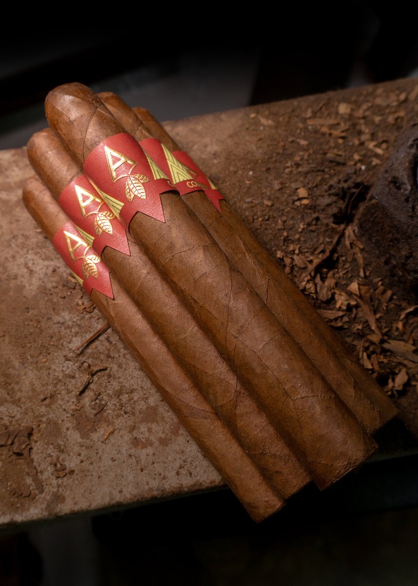 Smooth, bold👊 and crafted for perfection🍂

The new Artista Colorado🍂 part of our Artista Series coming soon at your local tobacconist.

#ArtistaColorado #ArtistaCigars
