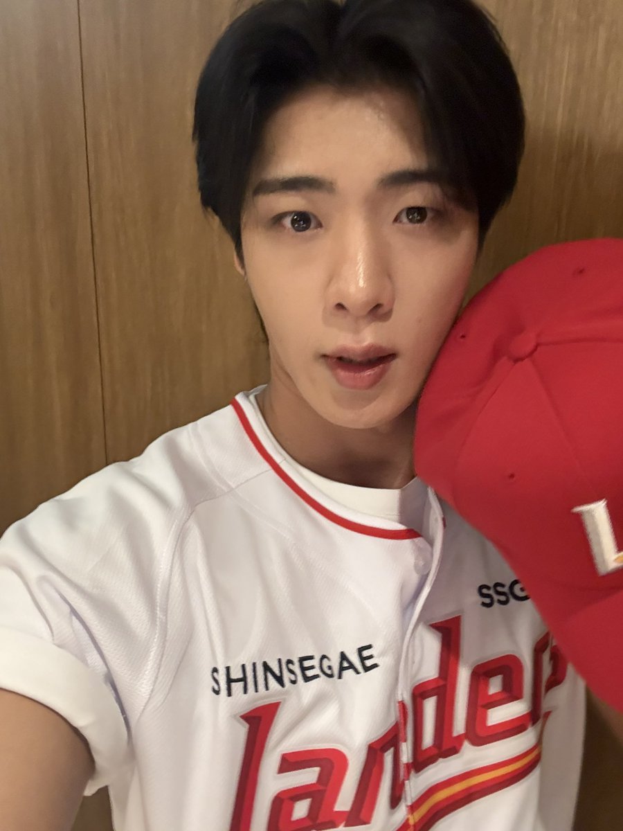 [#와이엇 #WYATT] 오늘 SSG LANDERS 팀을 응원할수있게 되어 영광이였습니다 너무나도 재밌었습니다 감사합니다⚾️ #ssg_landers